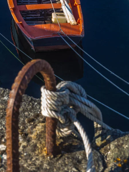 系泊桅杆的渔船的垂直拍 — 图库照片