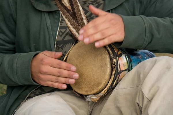 Primer Plano Músico Tocando Instrumento Musical Tambor Copa —  Fotos de Stock