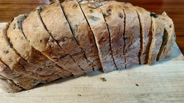 Eine Nahaufnahme Köstlicher Brotscheiben Mit Nüssen Auf Einem Holzbrett Auf — Stockfoto
