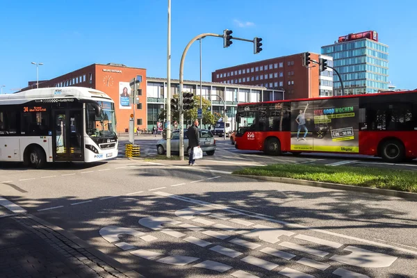 Kiel Nov 2020 키엘에서 사람들과 교통이 교차로 — 스톡 사진