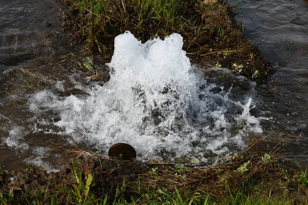 一个水泉从公园里的地面喷涌而出 — 图库照片