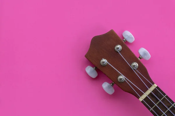 Zbliżenie Ukulele Headstock Różowym Tle — Zdjęcie stockowe