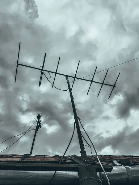 Tiro Vertical Ângulo Baixo Uma Antena Contra Fundo Céu Nublado — Fotografia de Stock
