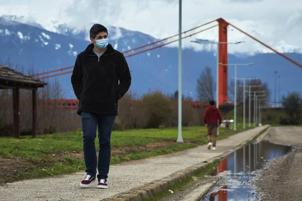 Male Walks City Wearing Mask Taking Care Social Distancing Pandemic — Stock Photo, Image