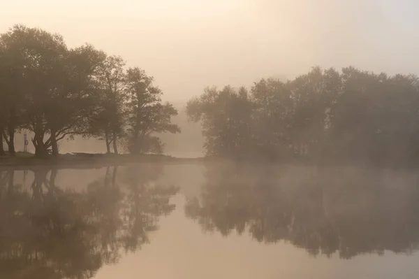 Egy Csodálatos Ködös Reggel Reflektív Víz Határos — Stock Fotó