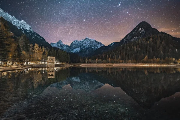 Malebný Pohled Hory Hvězdnatou Oblohu Odrážející Jezeře Jasna Kranjské Hoře — Stock fotografie
