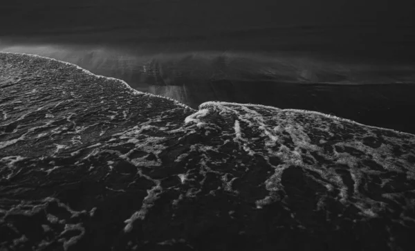 Vertical Grayscale Shot Foamy Wave Dunedin New Zealand — 스톡 사진