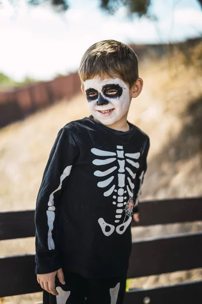 Niño Lindo Usando Disfraz Esqueleto Halloween Pie Banco —  Fotos de Stock