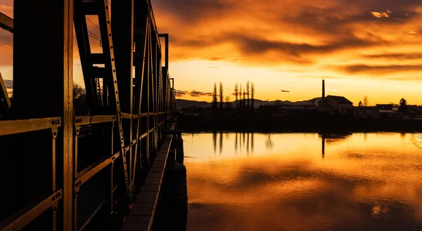 Egy Festői Felhőkép Tükröződik Folyóban Naplementekor Egy Modern Híd Vidéken — Stock Fotó