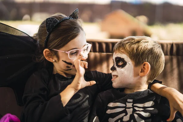Dos Monas Hermanita Hermano Vistiendo Disfraces Halloween Asustándose Mutuamente —  Fotos de Stock