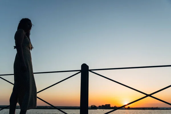 Eine Flache Aufnahme Einer Frau Einem Kleid Ufer Bei Sonnenuntergang — Stockfoto