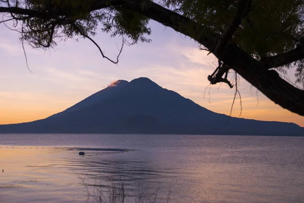 Nascer Sol Frente Lago Atitlan Guatemala Vulcão Fundo América Central — Fotografia de Stock