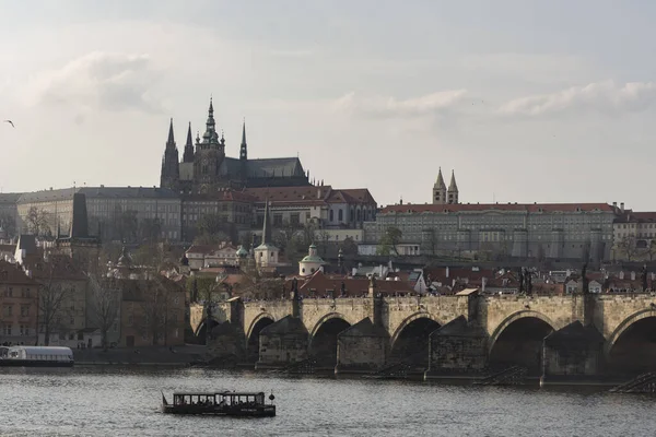 Die Karlsbrücke Über Die Moldau Umgeben Von Burgen Unter Wolkenverhangenem — Stockfoto