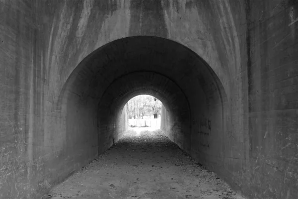 Een Grijswaarden Opname Van Een Oude Betonnen Tunnel — Stockfoto