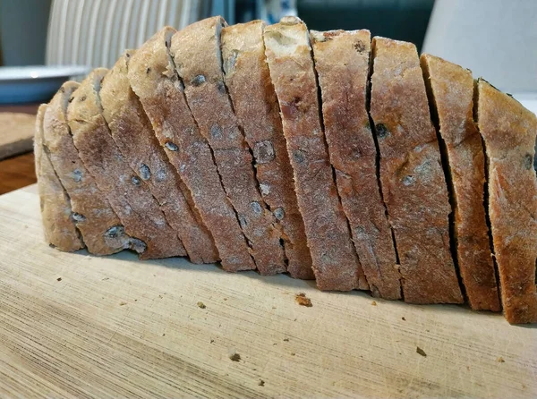 Primer Plano Deliciosas Rebanadas Pan Con Nueces Una Tabla Madera — Foto de Stock