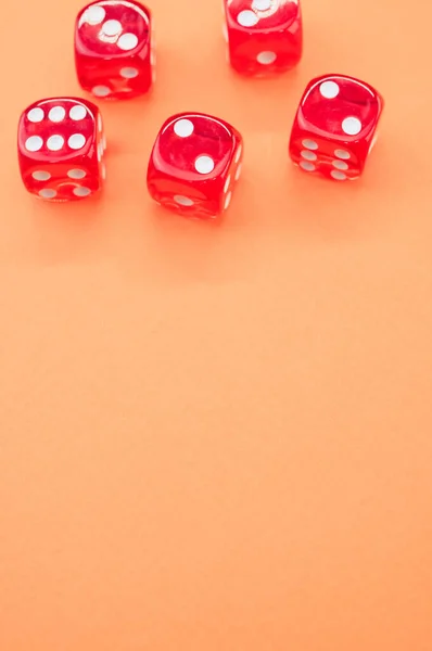 骰子在孤立的橙色背景上打骰子的一个垂直的高角度的镜头 — 图库照片