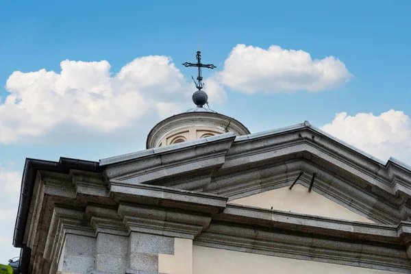 位于西班牙马德里的拉弗罗里达州圣安东尼皇家教堂的圆顶和十字架的低角截图 — 图库照片