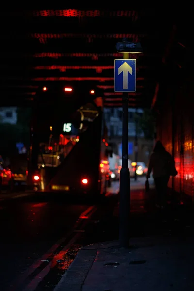 夜間の道路標識の垂直方向のショット — ストック写真