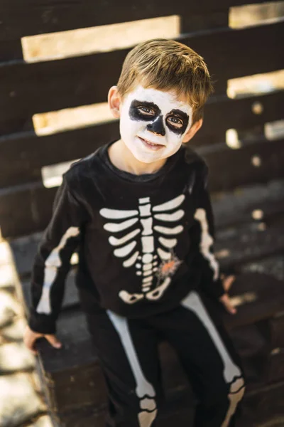 Niño Lindo Usando Disfraz Esqueleto Halloween —  Fotos de Stock