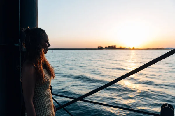 Een Portret Van Een Aantrekkelijke Blanke Vrouw Een Jurk Aan — Stockfoto