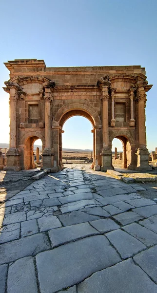 Una Panoramica Verticale Arco Traiano Antico Punto Riferimento Romano Timgad — Foto Stock