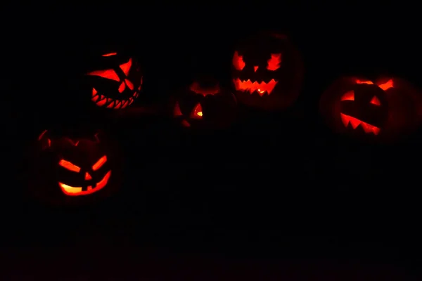 Вырезанные Вручную Злые Тыквы Сделанные Ремесло Празднования Хэллоуина Зажженные Свечами — стоковое фото