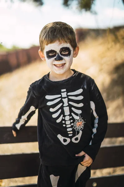 Niño Lindo Usando Disfraz Esqueleto Halloween Pie Banco —  Fotos de Stock