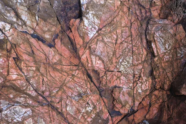 Ένας Ροζ Φυσικός Βράχος Πολλές Ρωγμές Εξωτερικό Χώρο Φόντο — Φωτογραφία Αρχείου