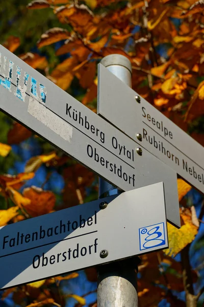 秋天在德国奥伯斯特多夫附近的阿尔盖阿尔卑斯山的一个路标的低角度特写 — 图库照片