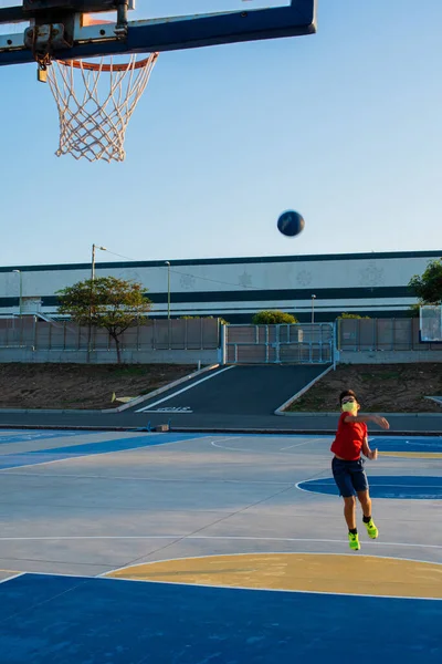 Вертикальний Знімок Хлопчика Який Грає Баскетбол Санітарній Концепції Маски Нової — стокове фото