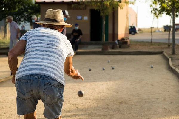 Egy Öregember Szalmakalapot Visel Petanque Játszik Szabadban — Stock Fotó