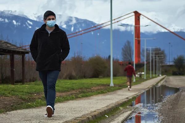 Male Walks City Wearing Mask Taking Care Social Distancing Pandemic — Stock Photo, Image