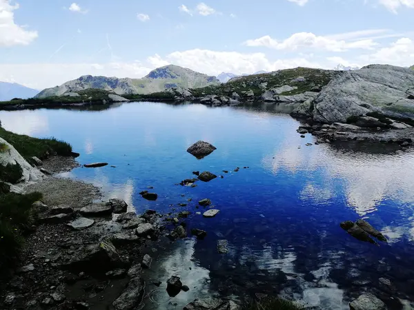 Een Prachtig Shot Van Een Reflecterende Rivier Een Berglandschap — Stockfoto