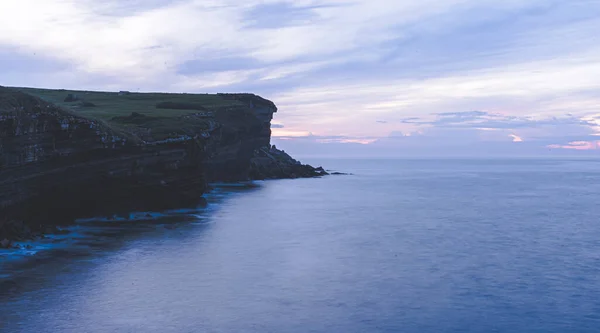 日没時の海の海岸の崖 — ストック写真