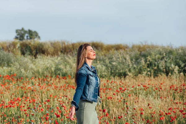 Young Caucasian Female Denim Jacket Enjoying Beautiful View Field Poppy — Stock Photo, Image