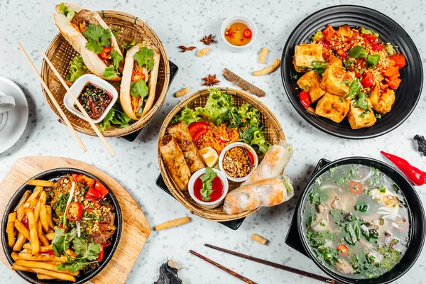 Uma Vista Superior Comida Vietnamita Fresca Deliciosa Uma Mesa — Fotografia de Stock
