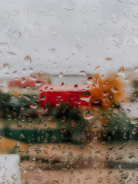 窗上的垂直的雨滴 — 图库照片