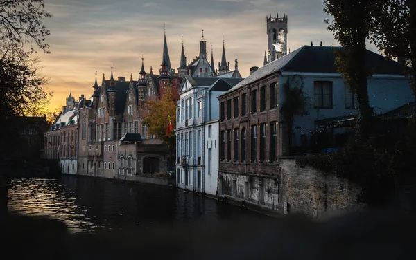 Bruges Deki Reie Nehrinin Kanallarının Yakınındaki Eski Evlere Yakın Çekim — Stok fotoğraf