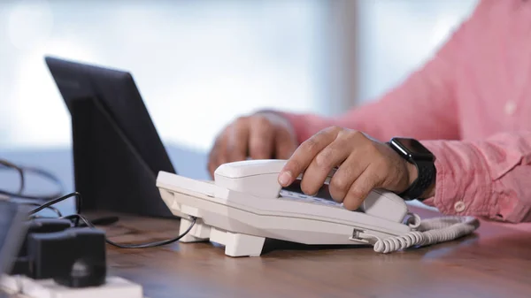 Geschäftsmann Bei Einem Anruf Während Seiner Arbeit Teilnahme Einem Anruf — Stockfoto