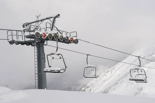 Aufnahme Einer Schneebedeckten Seilbahn Bei Nebligem Wetter — Stockfoto