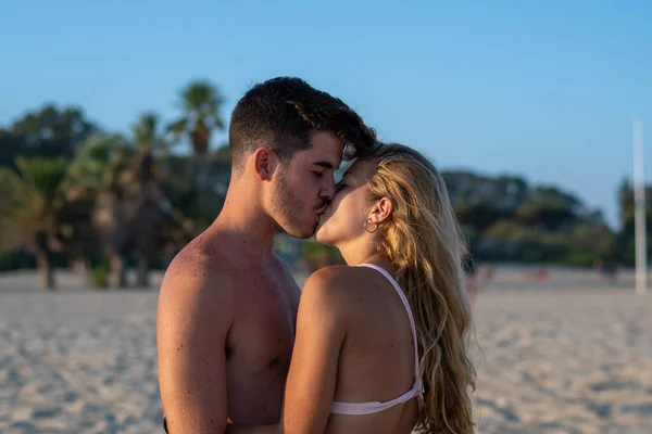 Casal Bonito Beijando Praia — Fotografia de Stock