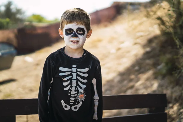 Słodki Chłopczyk Kostiumie Szkieletu Halloween Stojący Ławce — Zdjęcie stockowe