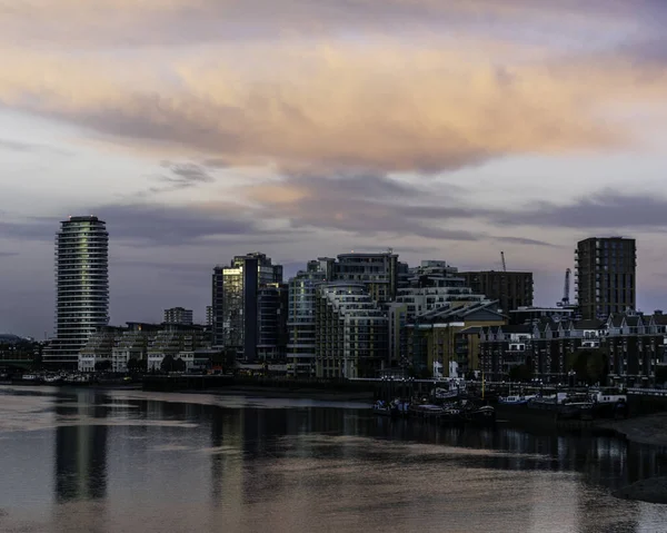 Een Prachtig Frame Van Moderne Gebouwen Tijdens Zonsondergang Battersea Londen — Stockfoto