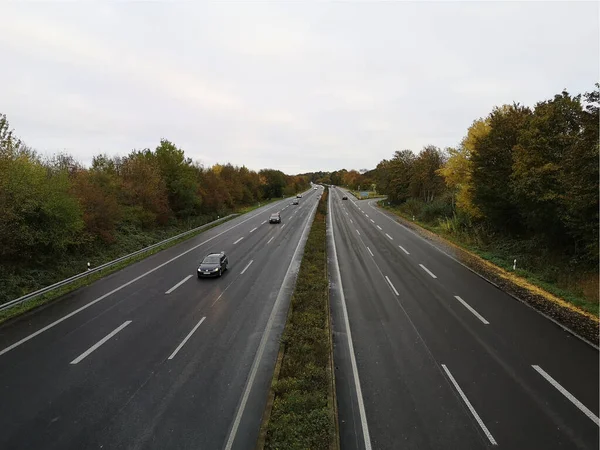 Una Toma Ángulo Alto Una Carretera Bidireccional Capturada Día Nublado —  Fotos de Stock