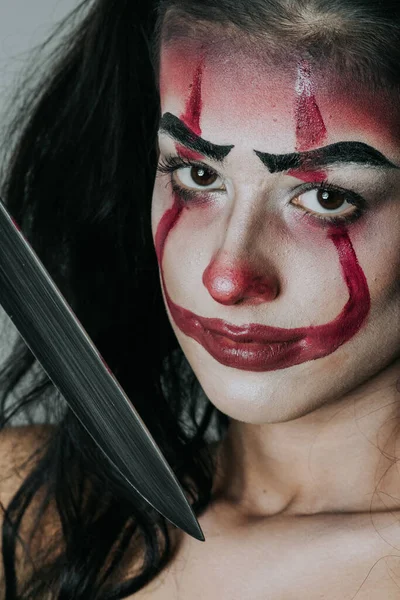 Una Foto Una Ragazza Con Trucco Halloween Con Coltello Mano — Foto Stock