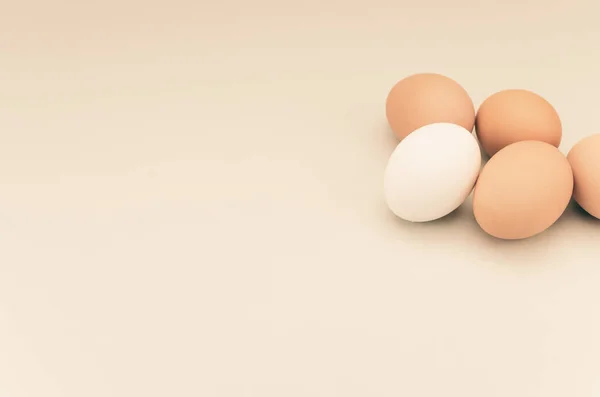Een Hoge Hoek Shot Van Biologische Verse Eieren Geïsoleerd Lichtbruine — Stockfoto