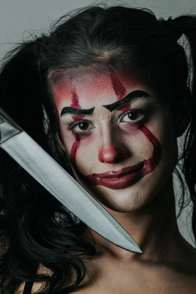 Una Foto Una Ragazza Con Trucco Halloween Con Coltello Mano — Foto Stock