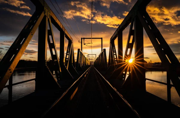 Gammal Lång Bro Över Floden Landsbygden Natursköna Solnedgång Molnlandskap Bakgrunden — Stockfoto