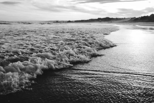 Grayscale Záběr Pěnové Vlny Dunedin Nový Zéland — Stock fotografie