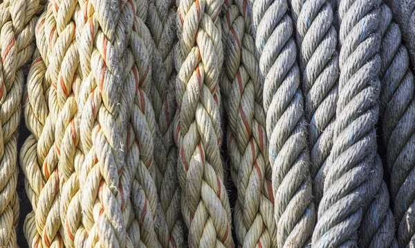 互いの上に置かれた異なる色と厚さのロープの閉鎖 — ストック写真